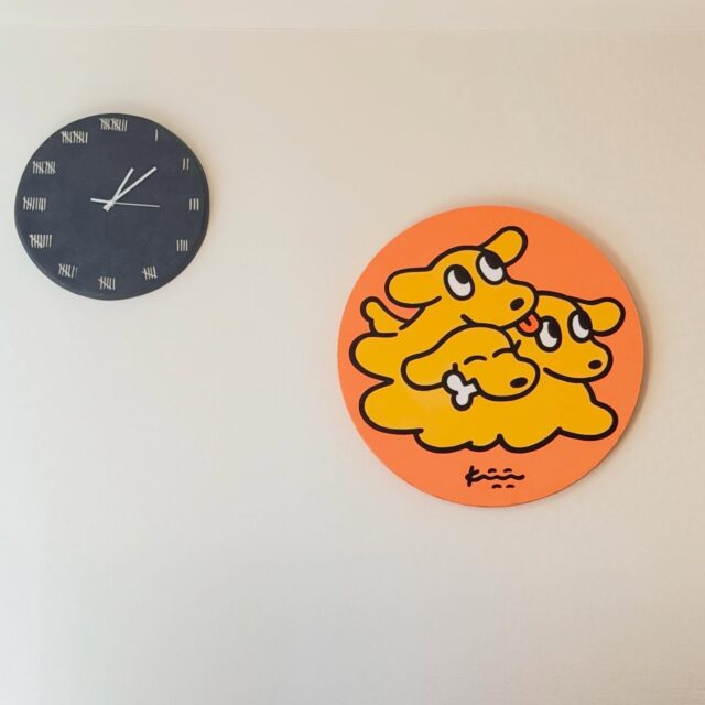 かわいい。空間が明るく感じる。
#あらいきりこ #イヌベロス #art #necotoart